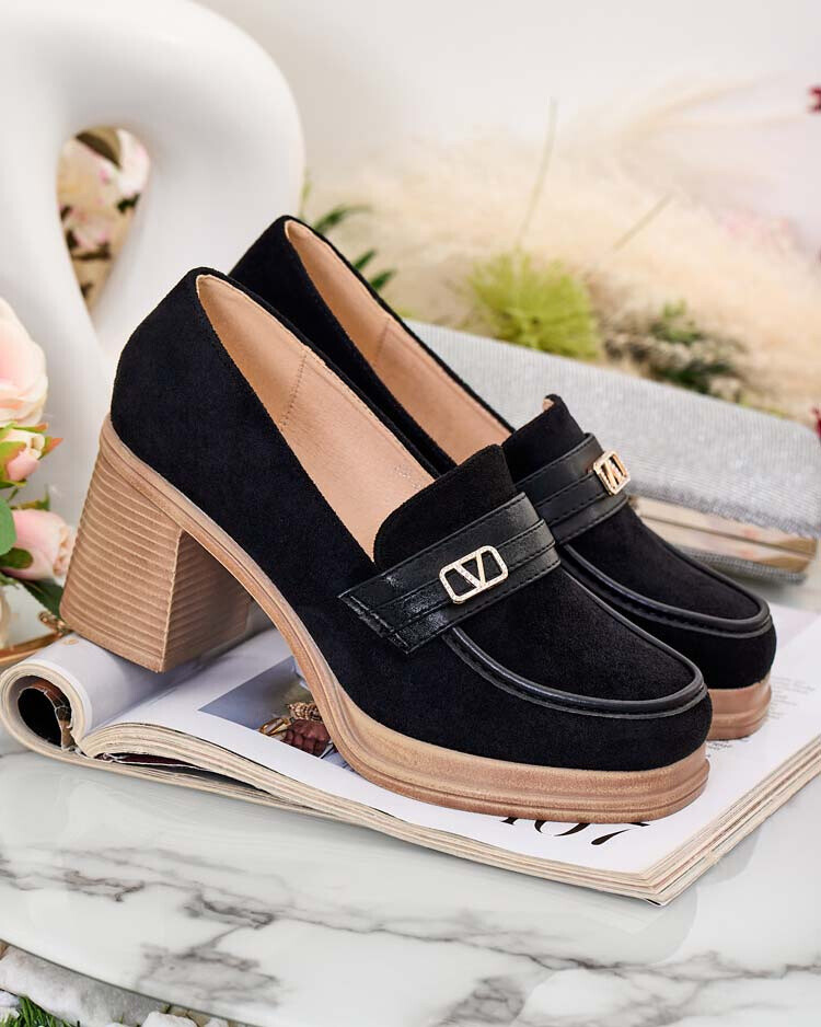 Resti Women's moccasins on a post Lemaneg