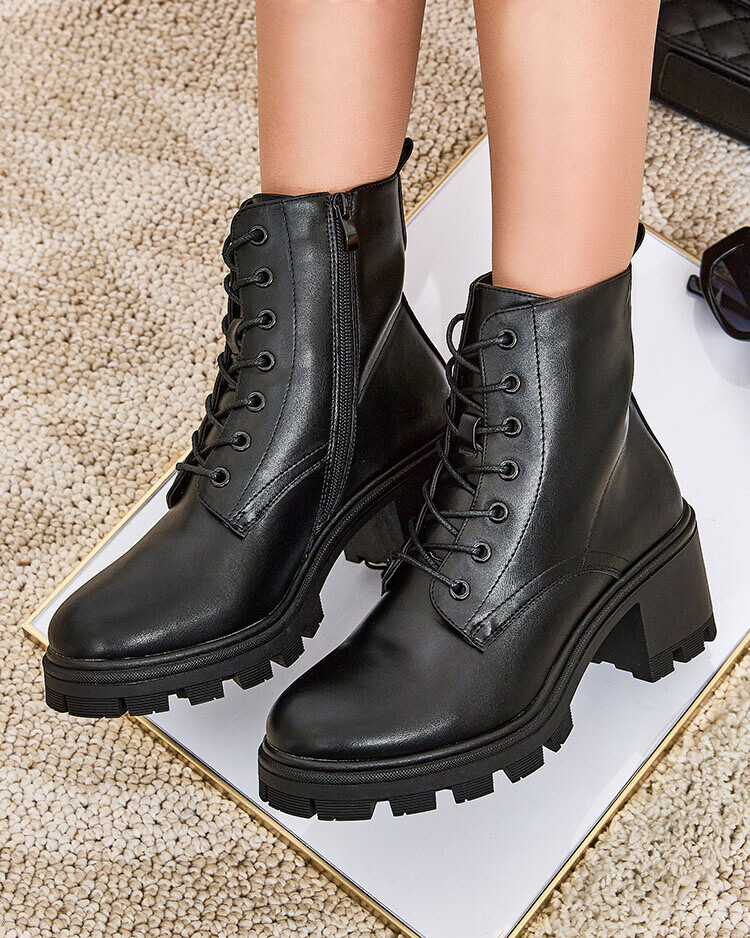 Resti Women's boots on a low post Marusear