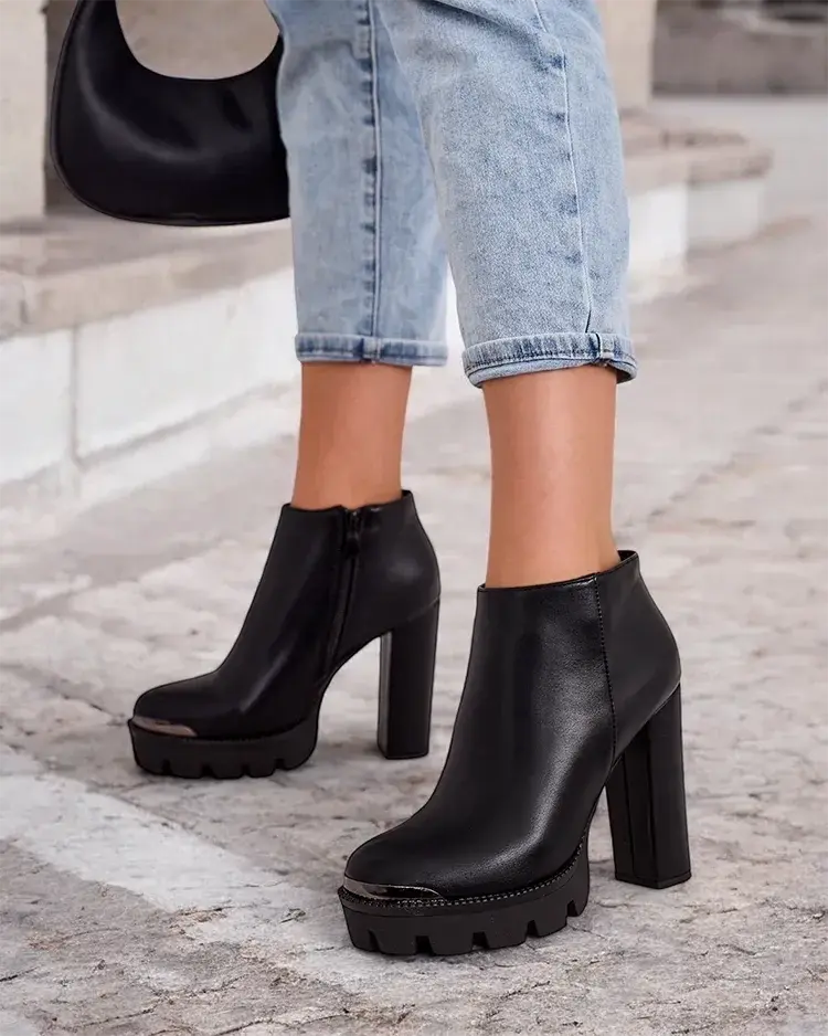 Resti Women's boots on a post Oveneb