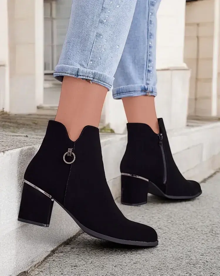 Resti Women's ankle boots on a post Omanto