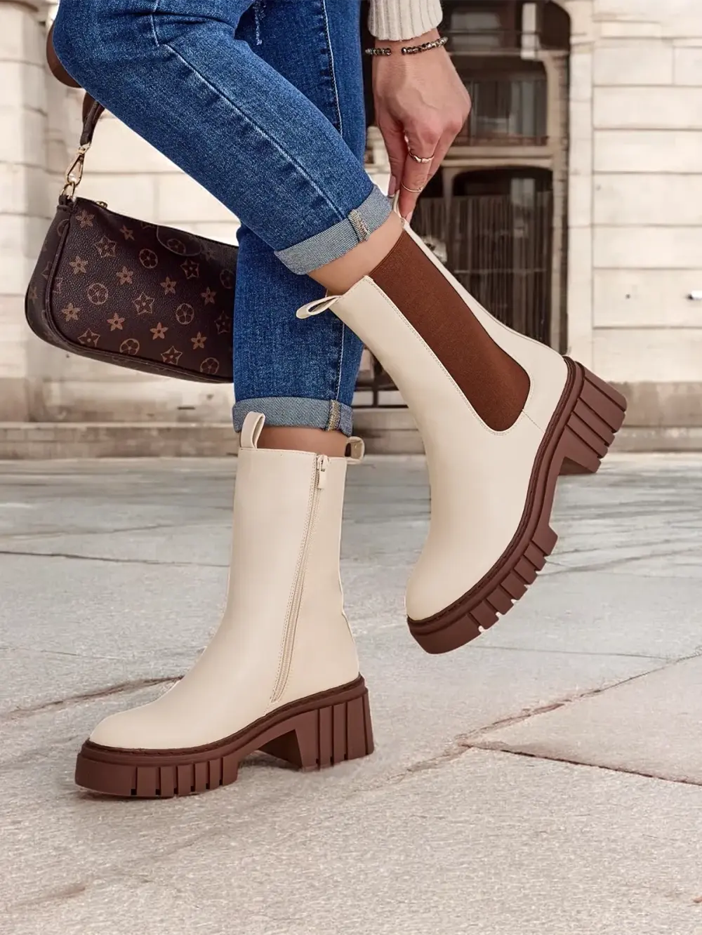 Resti Women's ankle boots on a post Tervose