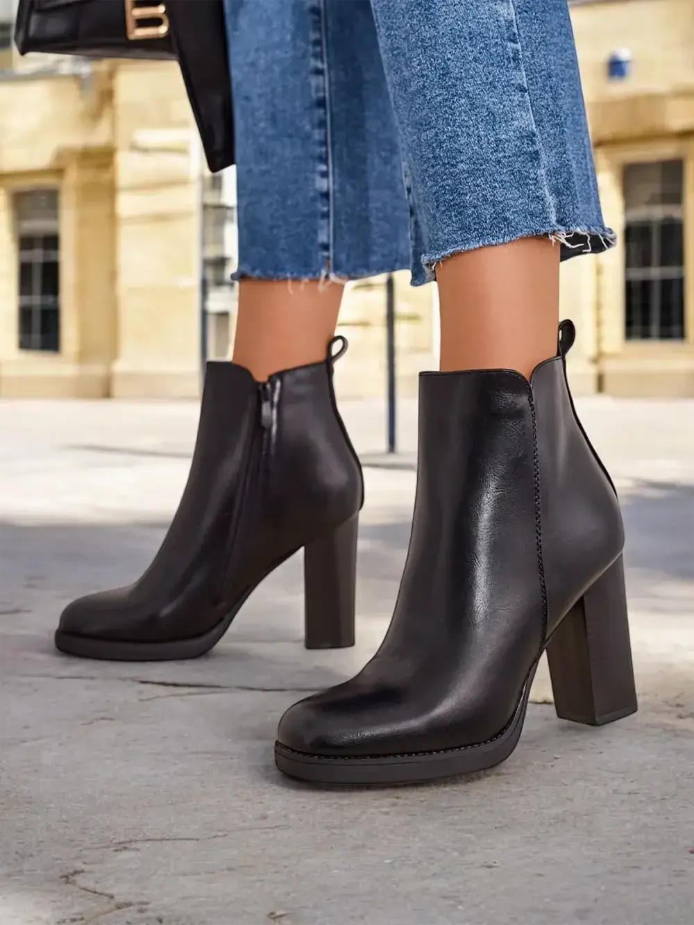 Resti Women's ankle boots on a post Erozi