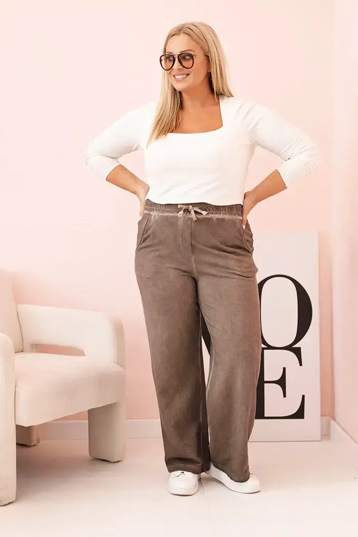 Kesi Włoski Dámske nohavice Plus Size z viskózy s širokými nohavicami a elastickým pásom hnedé