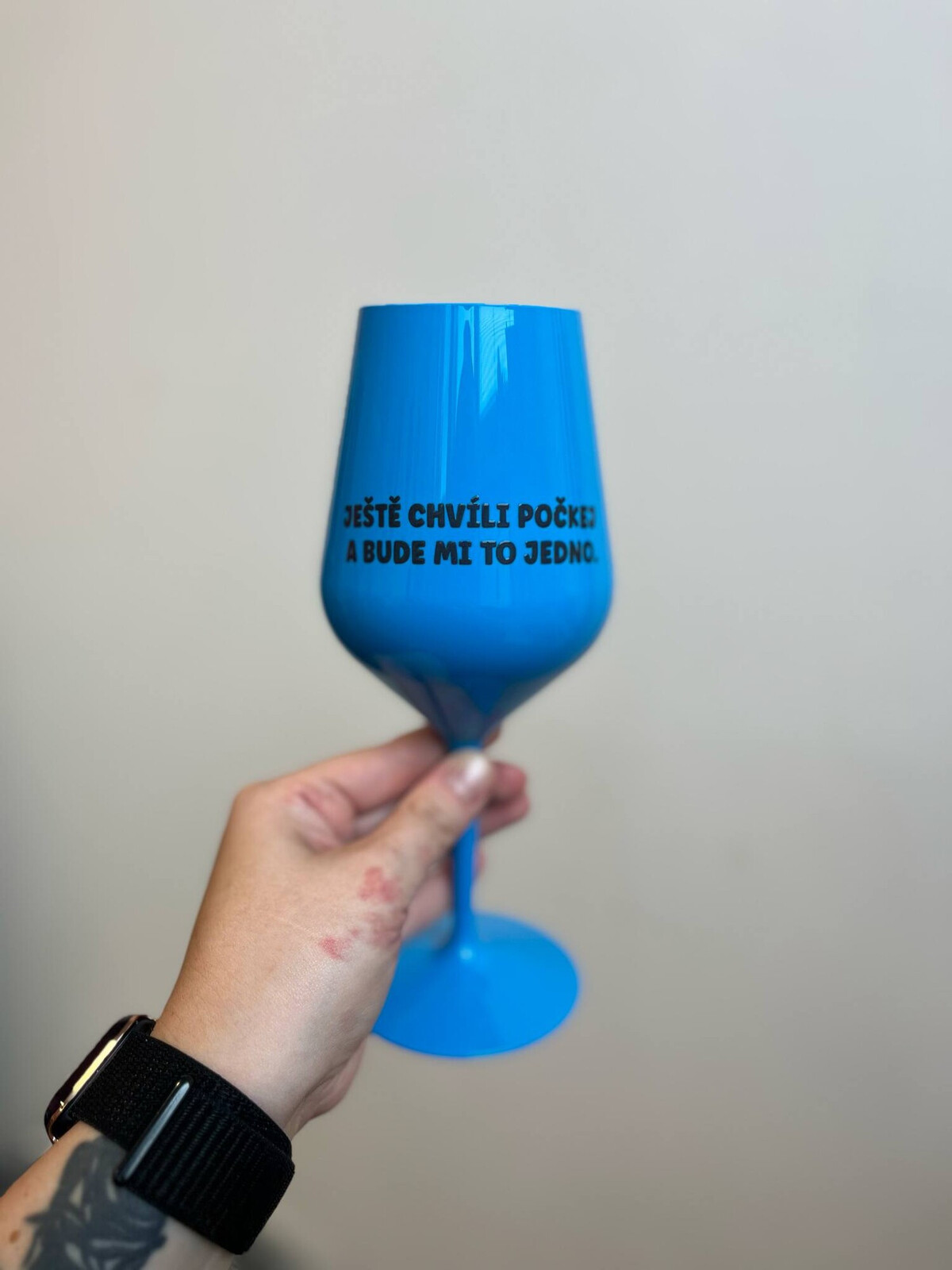 Počkajte chvíľu a ja sa postarám - modrý nerozbitný pohár na víno 470 ml