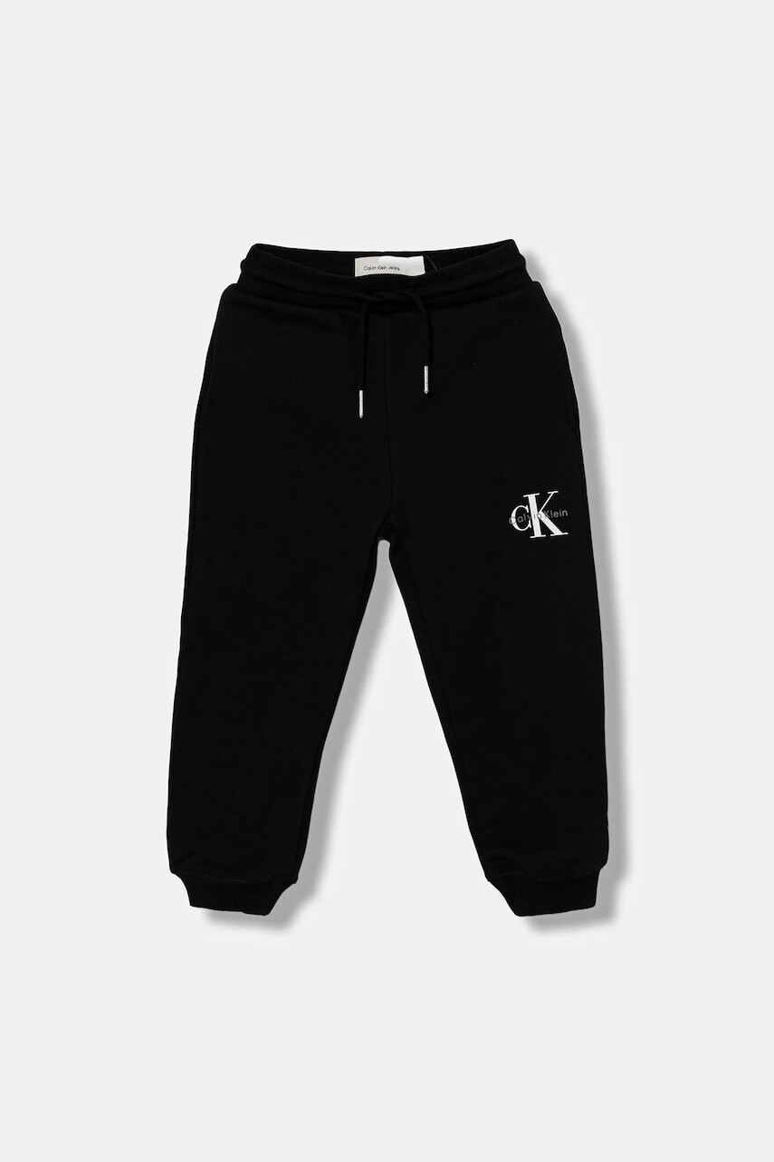 Detské tepláky Calvin Klein Jeans čierna farba, s potlačou, IU0IU00713
