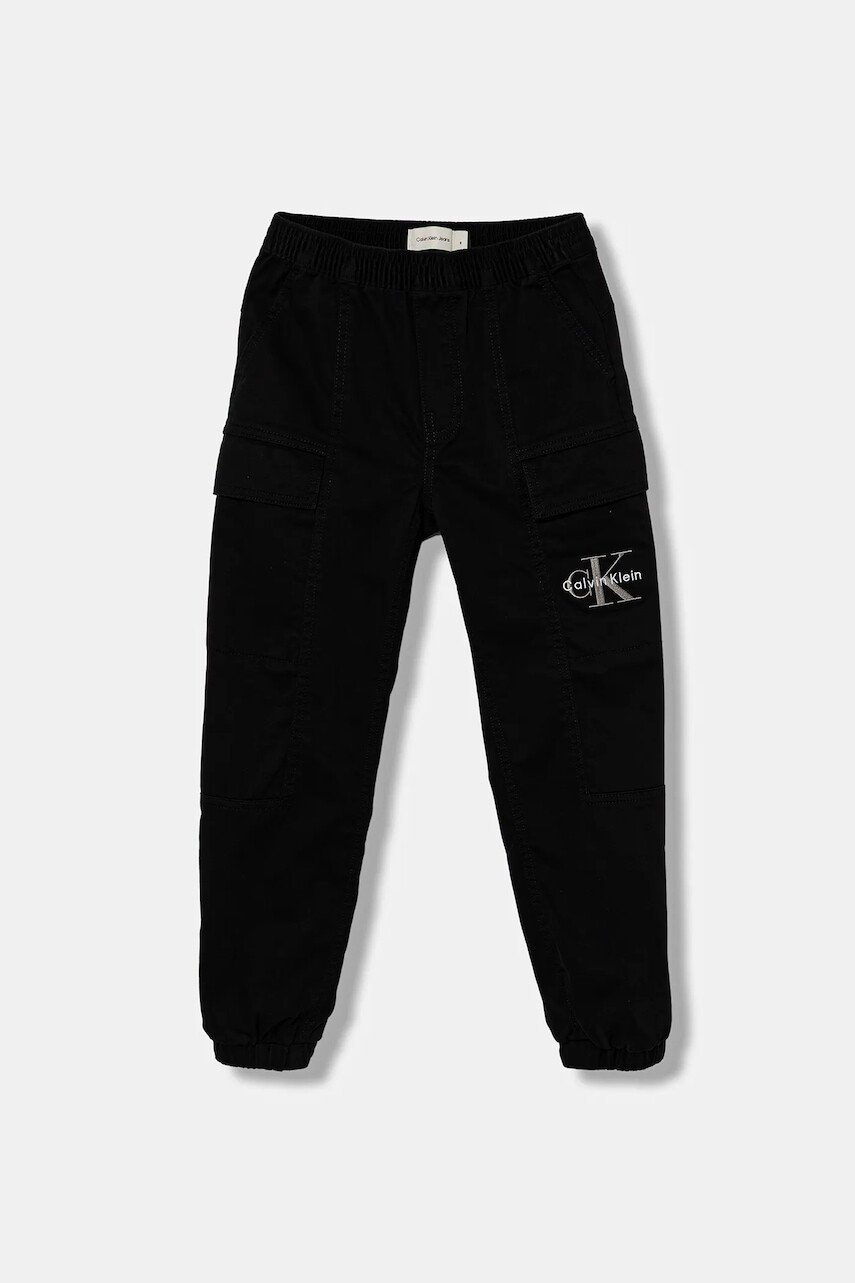 Detské nohavice Calvin Klein Jeans čierna farba, s nášivkou, IB0IB02597