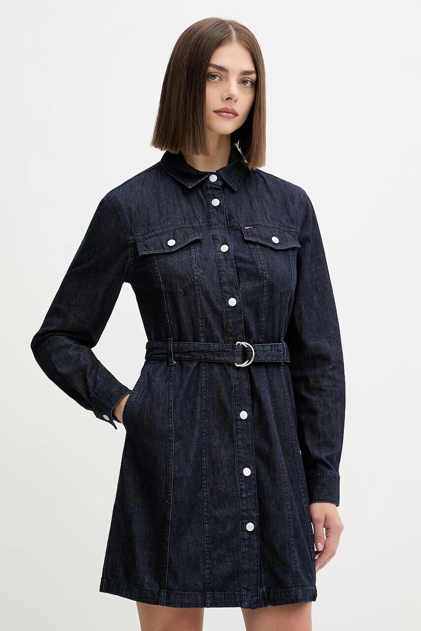 Rifľové šaty Tommy Jeans tmavomodrá farba, mini, áčkový strih, DW0DW21649