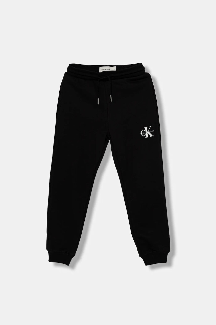 Detské bavlnené tepláky Calvin Klein Jeans čierna farba, s nášivkou, IU0IU00713