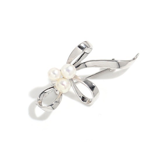Troli Elegantná brošňa Stuha so syntetickými perlami Silver