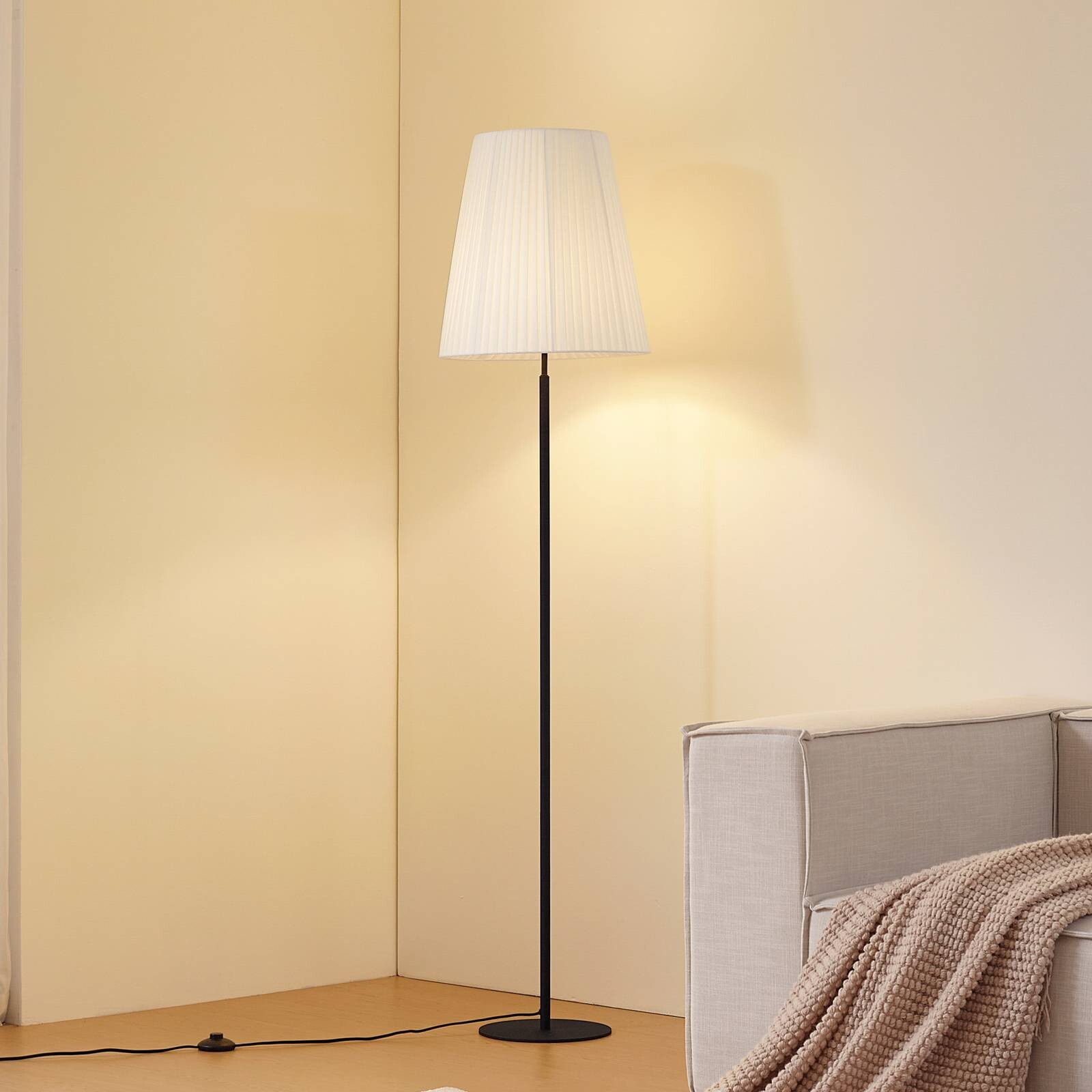 Lindby stojaca lampa Virelle, čierna/biela, textil, výška 170 cm