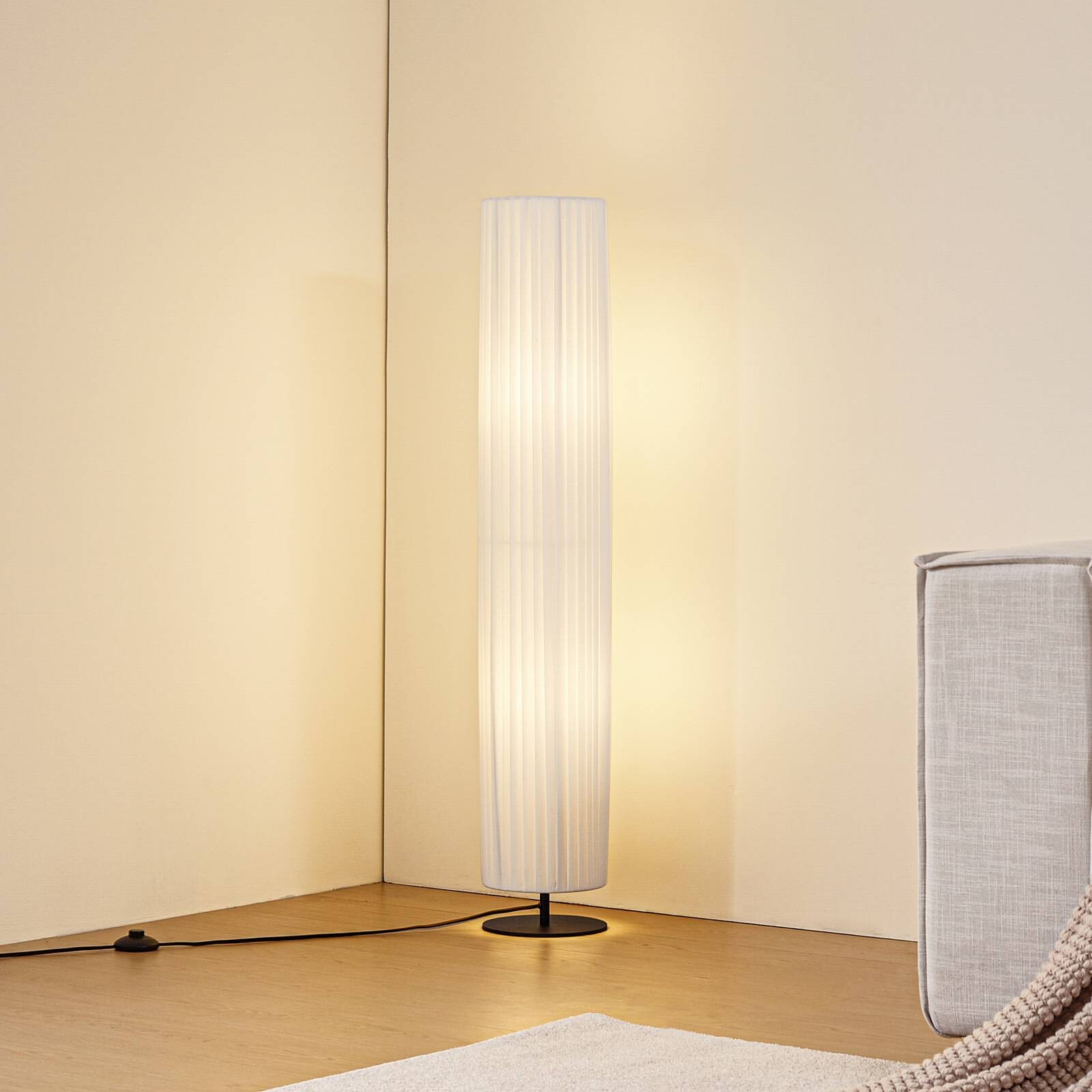 Lindby stojaca lampa Virelle, biela, textil, výška 117 cm, E27