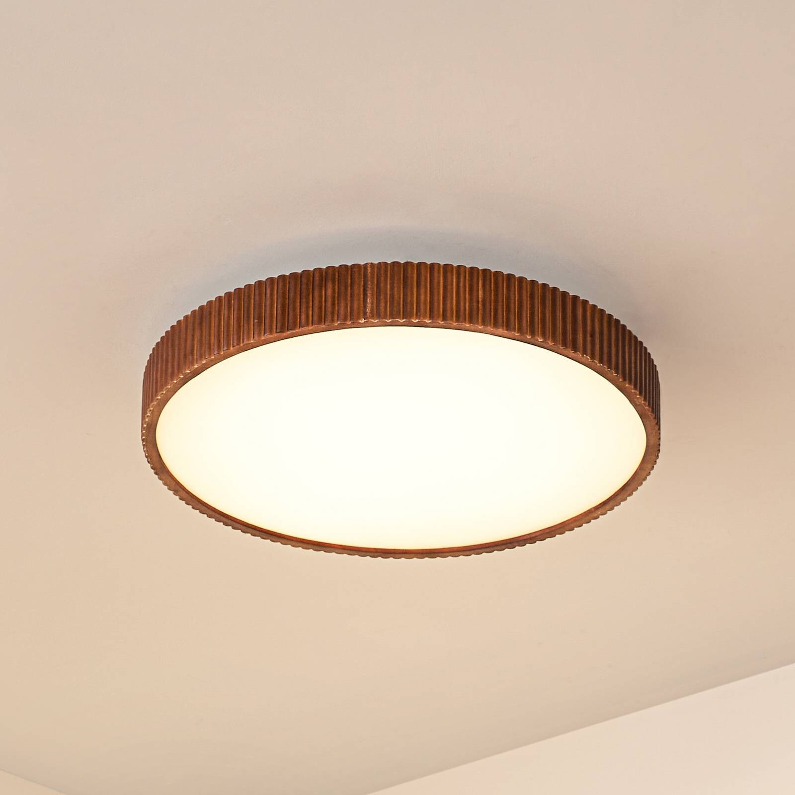 Lindby stropné LED svetlo Velua, biela/tmavé drevo, CCT, Ø 50 cm