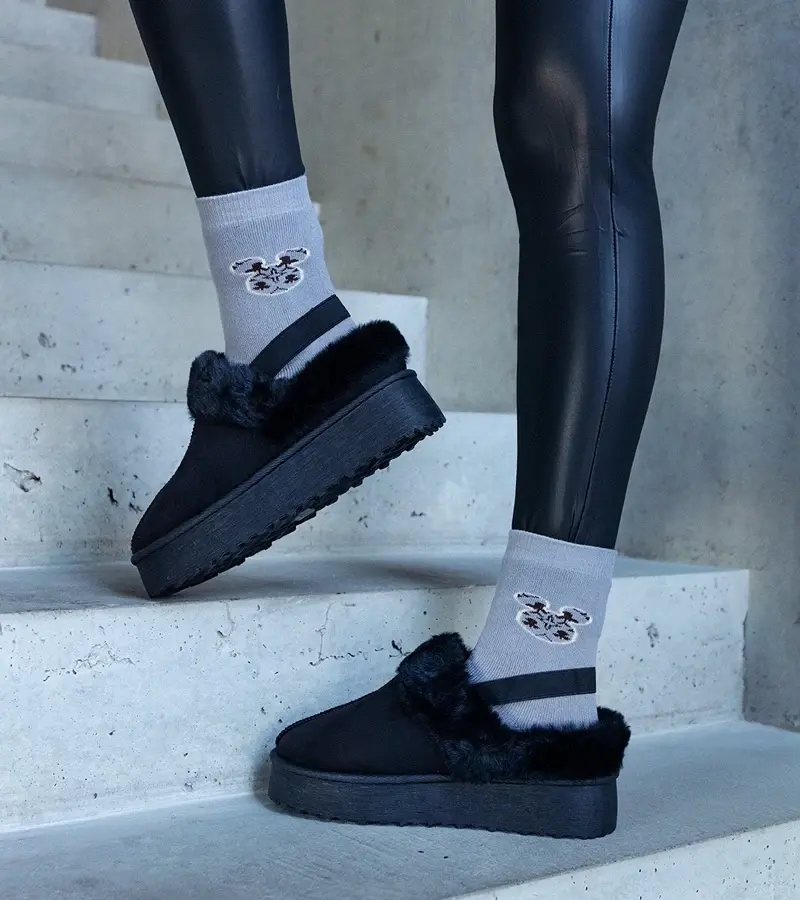 marka niezdefiniowana Čierne papuče na platforme ozdobené kožušinkou a s gumičkou pri päte Frank.