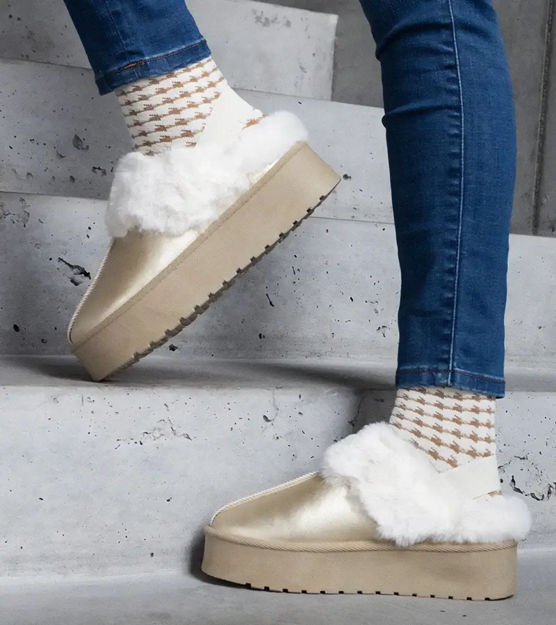 marka niezdefiniowana Zlaté papuče na platforme ozdobené kožušinou s gumkou na päte Asza