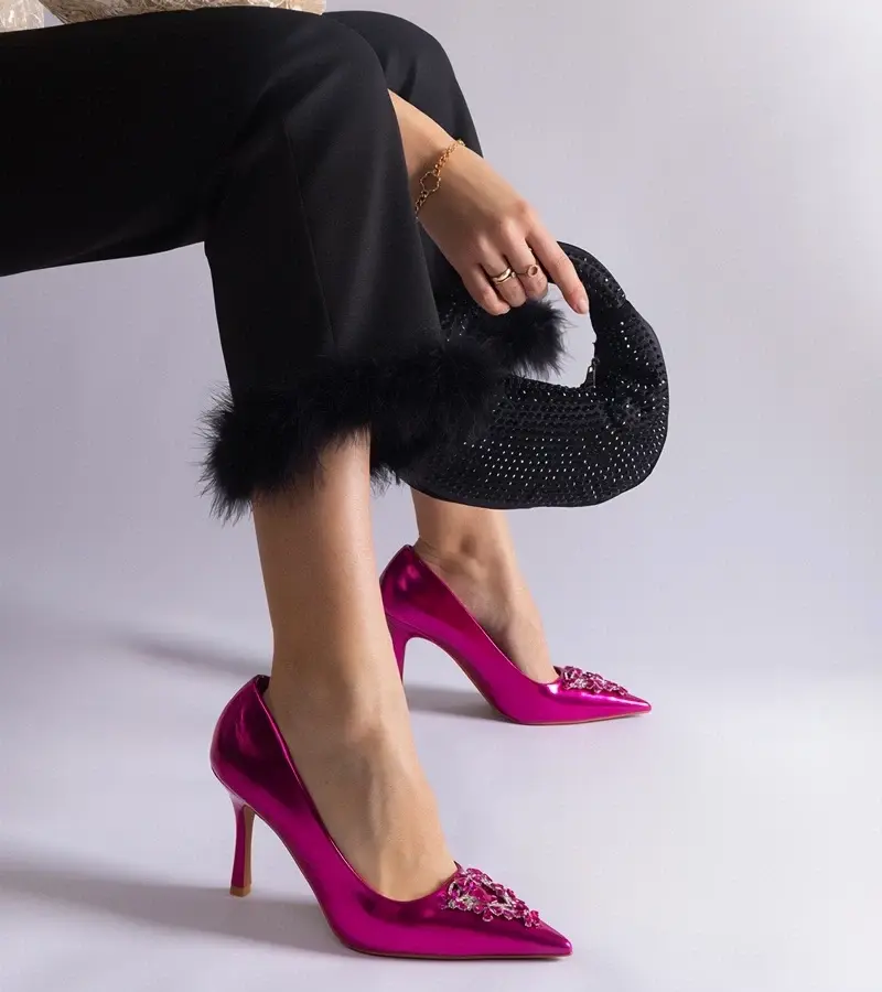 marka niezdefiniowana Ružové lakované lodičky zdobené kamienkami Almana