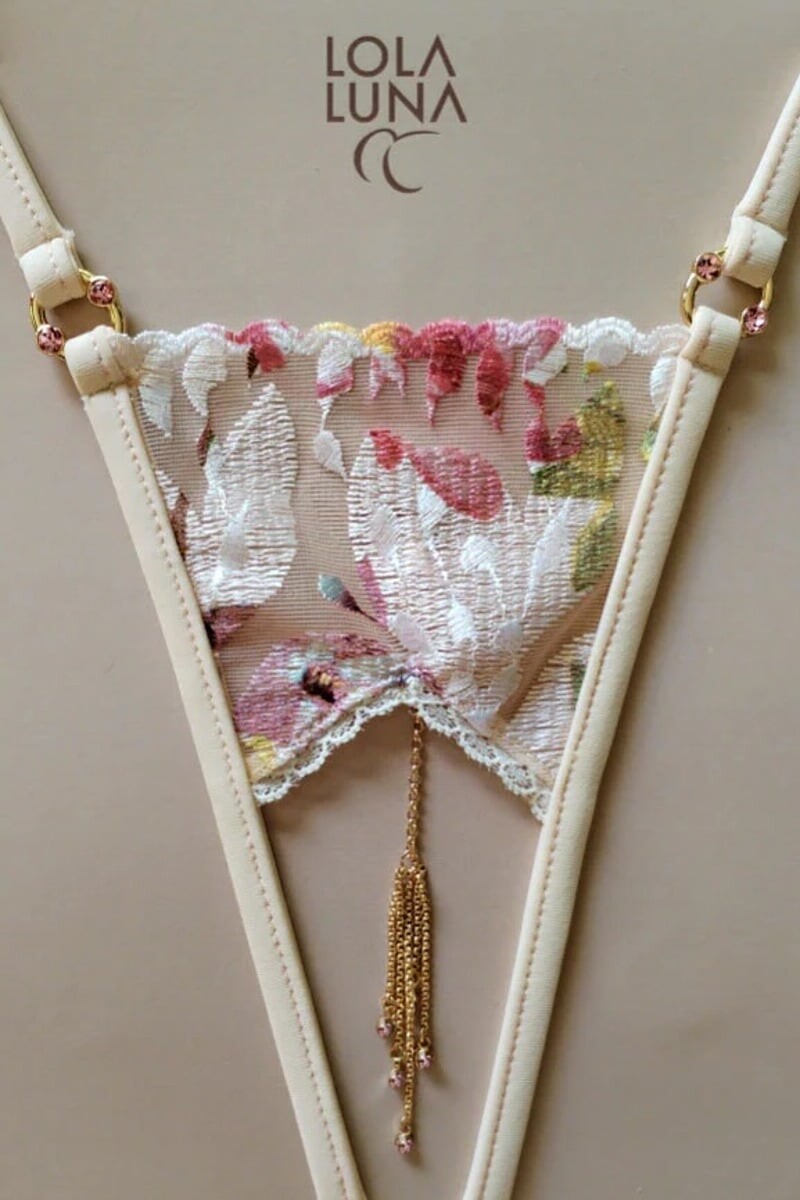 Smotanové crotchless tangá s príveskom Petal