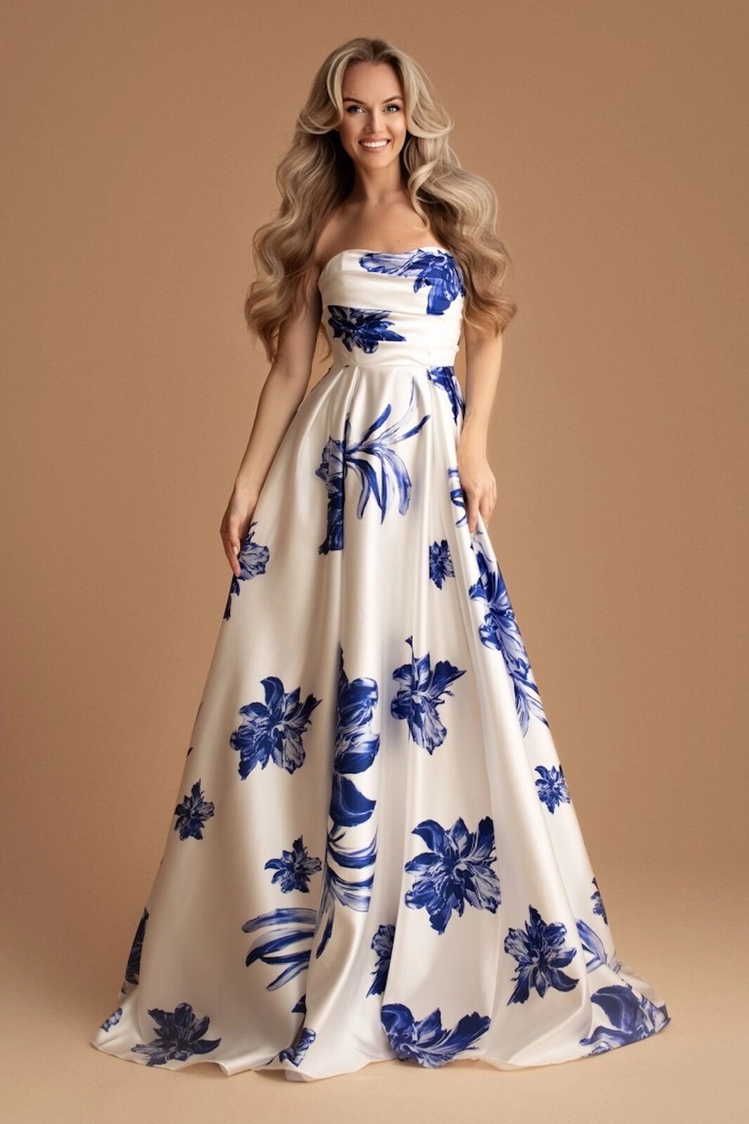 Eva & Lola Biele spoločenské šaty s modrými kvetinami Veľkosť: S