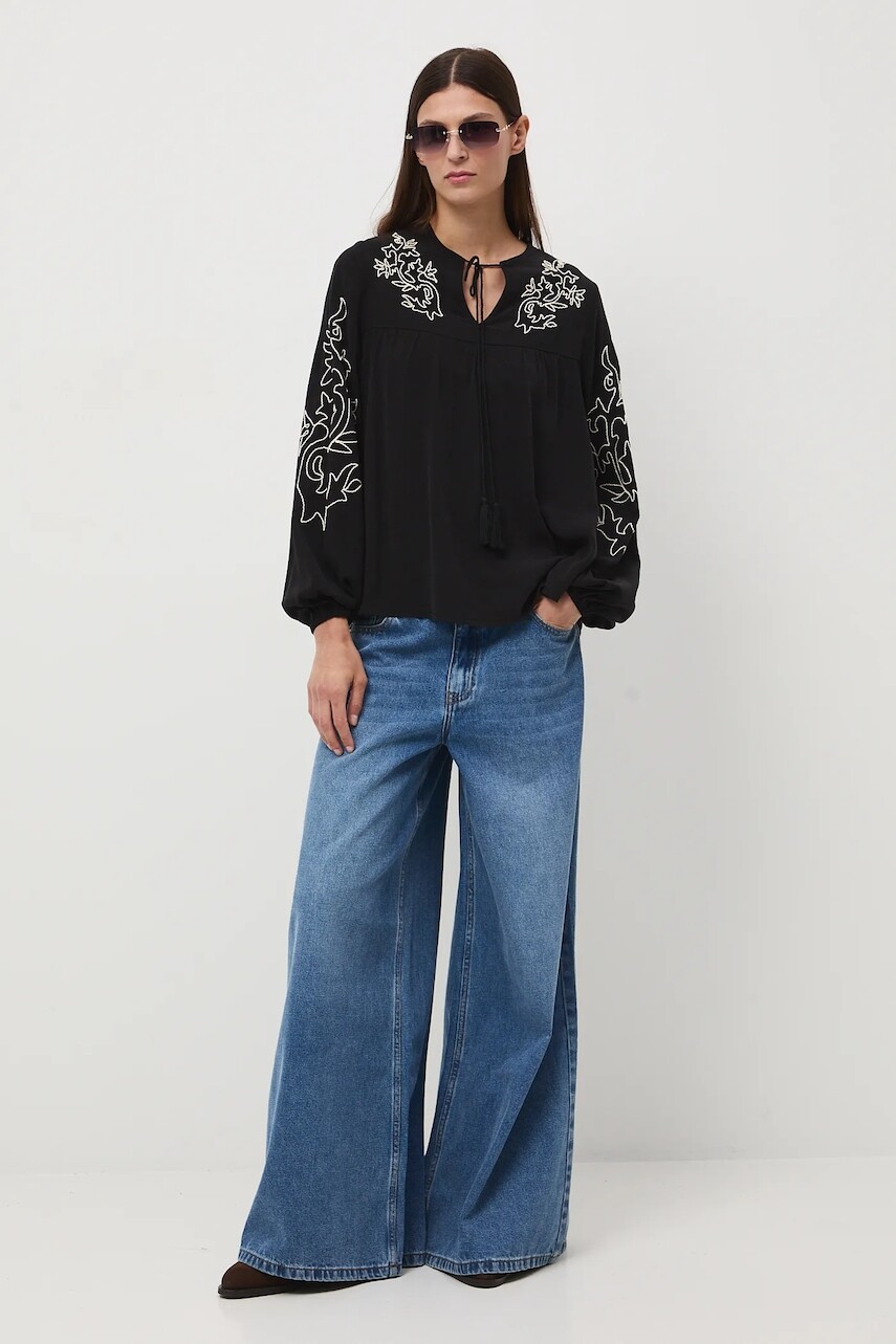 Blúzka Medicine čierna farba, s nášivkou