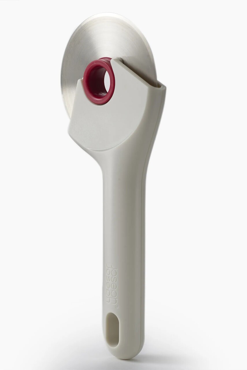 Nôž na pizzu Joseph Joseph Ringo 21,6 cm béžová farba