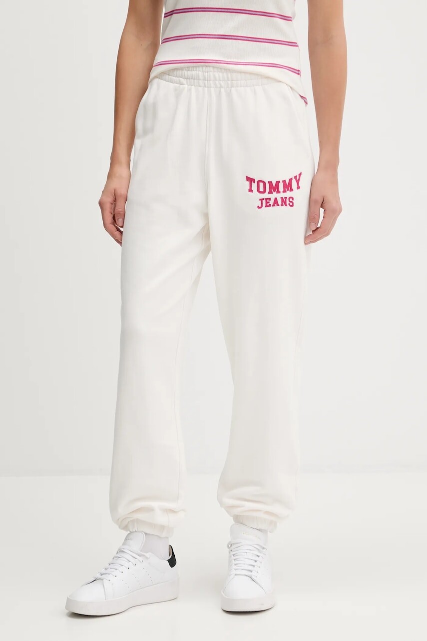 Bavlnené tepláky Tommy Jeans béžová farba, s nášivkou, DW0DW22164