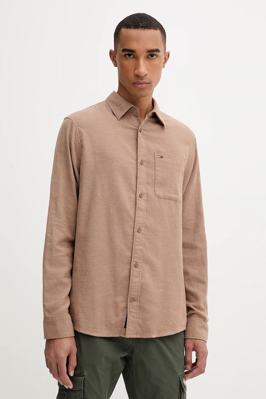 Bavlnená košeľa Tommy Jeans hnedá farba, regular, s klasickým golierom, DM0DM22023