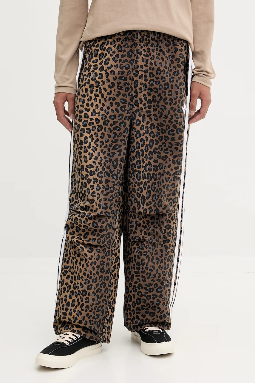 Tepláky adidas Originals Leo hnedá farba, vzorované, JV7563