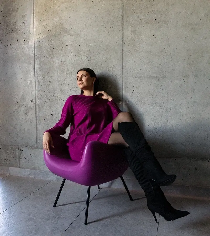 marka niezdefiniowana Ciemnoróżowa sukienka midi z połyskiem Kadyra po słowacku to: **Tmavoružová midi šaty s leskom Kadyra**.