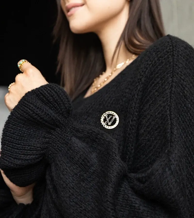 marka niezdefiniowana Čierny dlhý oversize sveter s nariasenými rukávmi Najeta.