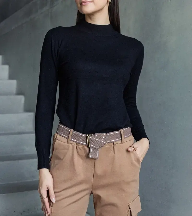 marka niezdefiniowana Čierny klasický sveter vo voľnom strihu Essana.