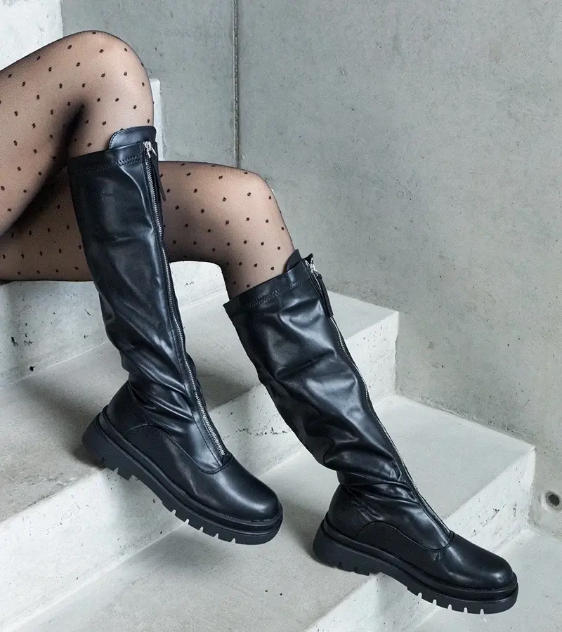 marka niezdefiniowana Čierne čižmy z eko kože na plochom opätku zdobené zipsom Hala