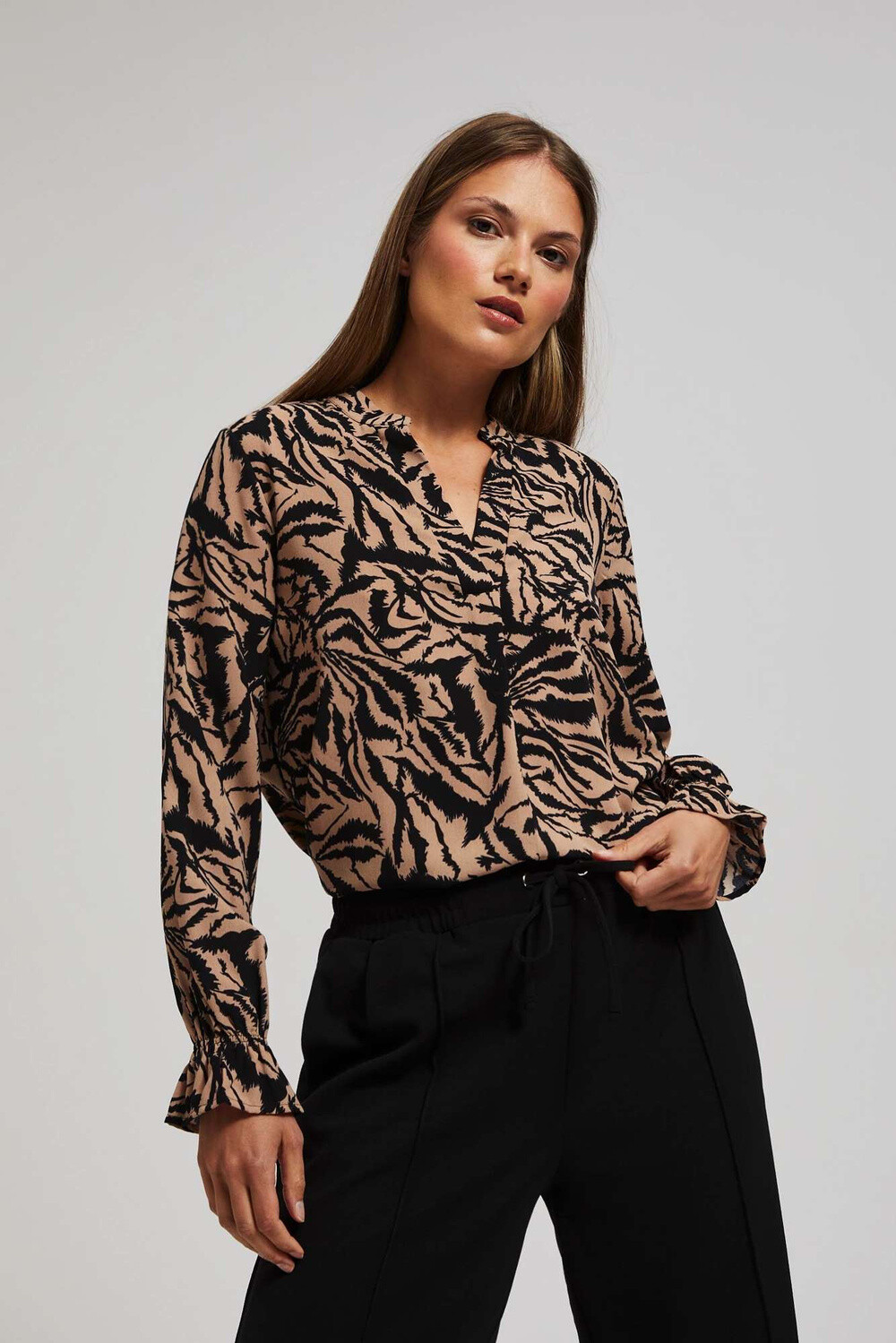 Marisse Patterned V-Neck Shirt In Dark Beige