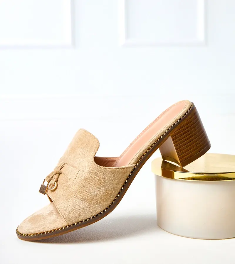 marka niezdefiniowana Béžové šľapky na podpätku s ozdobou na remienku Gariend