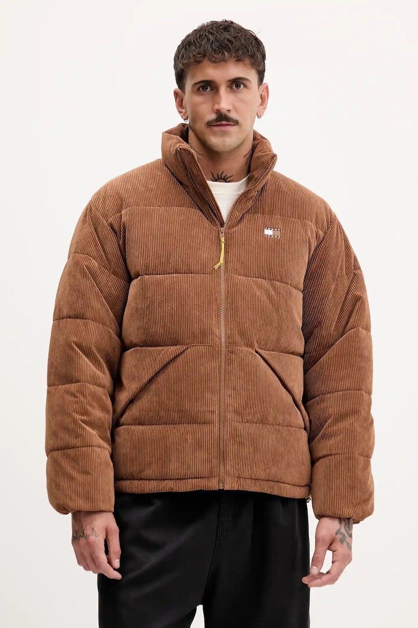 Menčestrová bunda Tommy Jeans hnedá farba, zimná, DM0DM22031