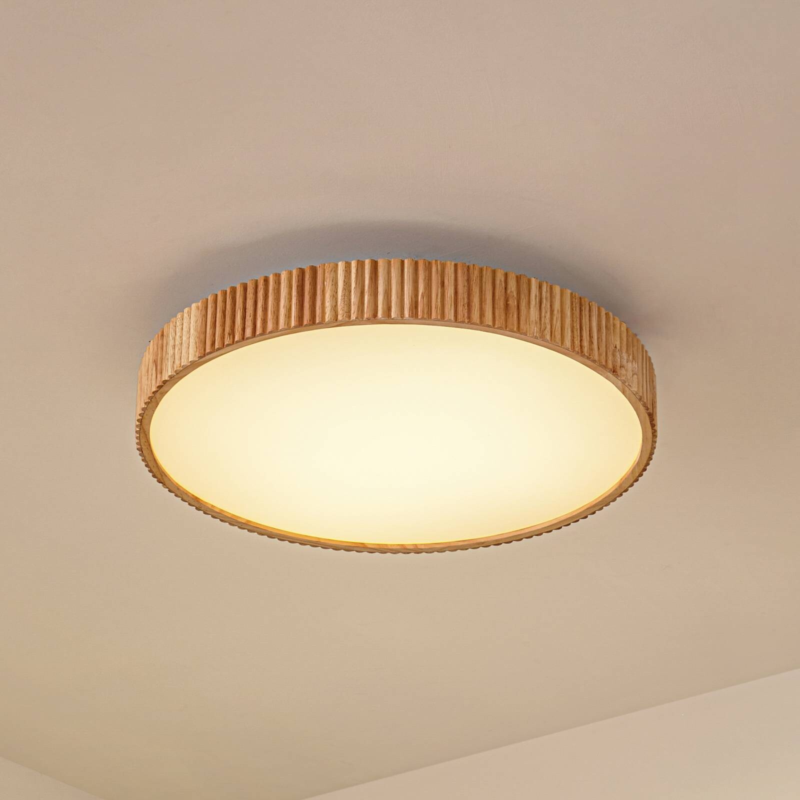 Lindby stropné LED svetlo Velua, biela/svetlé drevo, CCT, Ø 50 cm