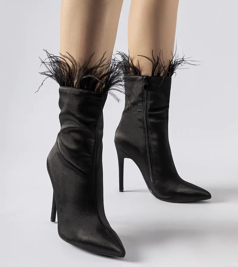 Gemre Čierne čižmy zdobené pierkami Selvena