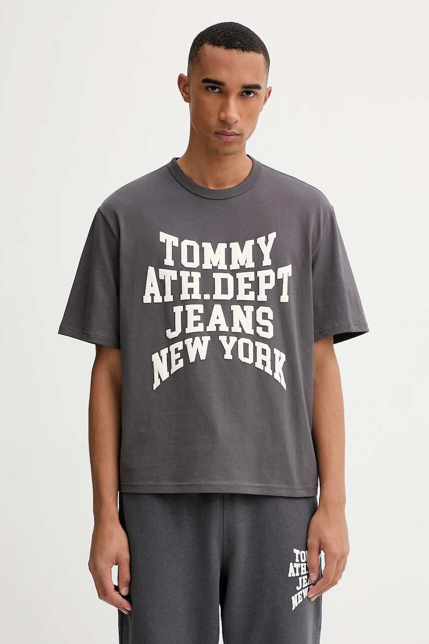 Bavlnené tričko Tommy Jeans pánske, šedá farba, s potlačou, DM0DM21988