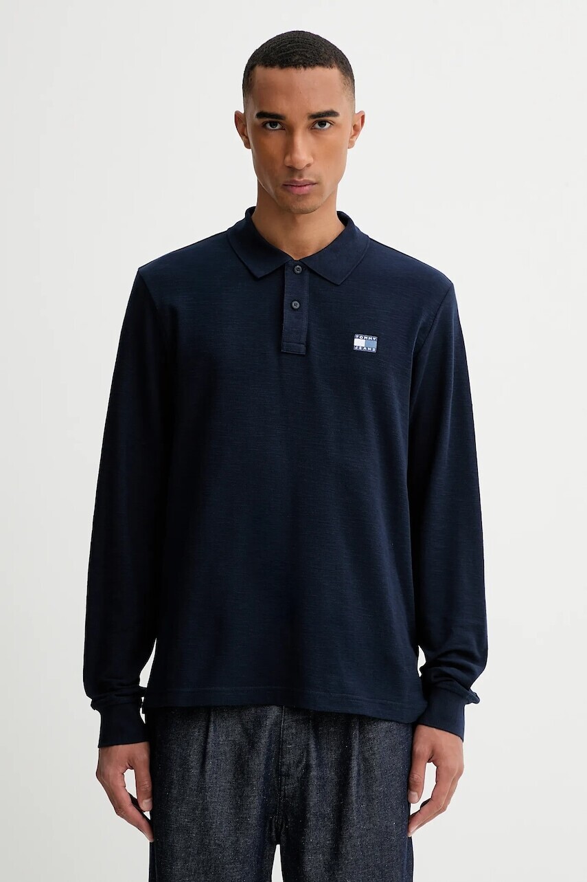 Bavlnené tričko s dlhým rukávom Tommy Jeans tmavomodrá farba, s nášivkou, DM0DM22125