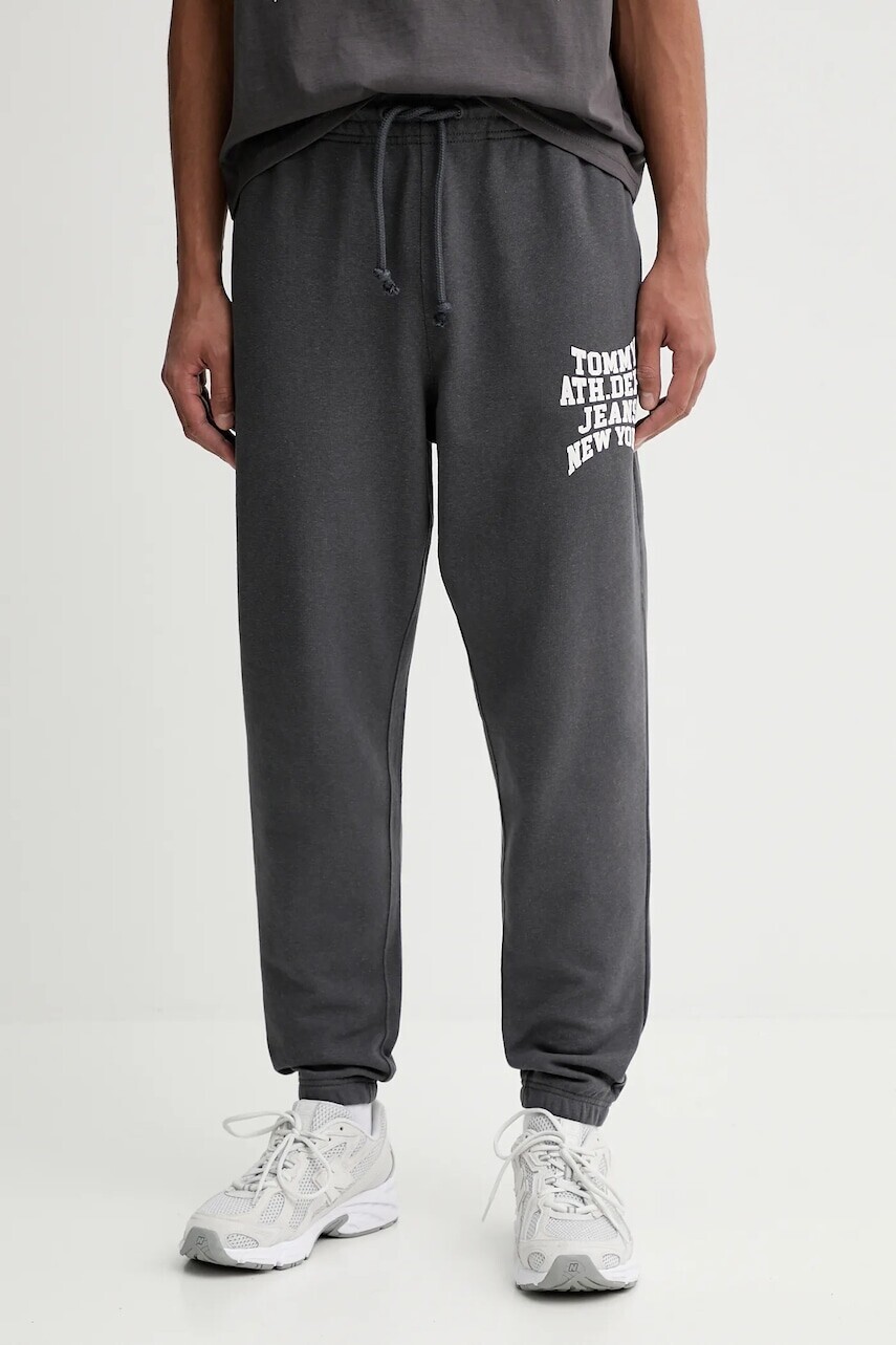 Bavlnené tepláky Tommy Jeans šedá farba, s potlačou, DM0DM22083