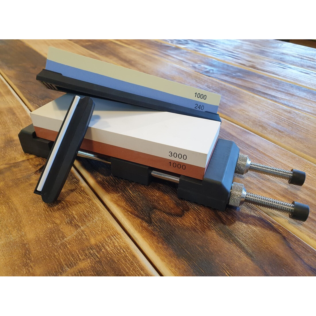 Sada brúsnych kameňov Risam na brúsenie nožov vrátane plastového vodidla a držiaka