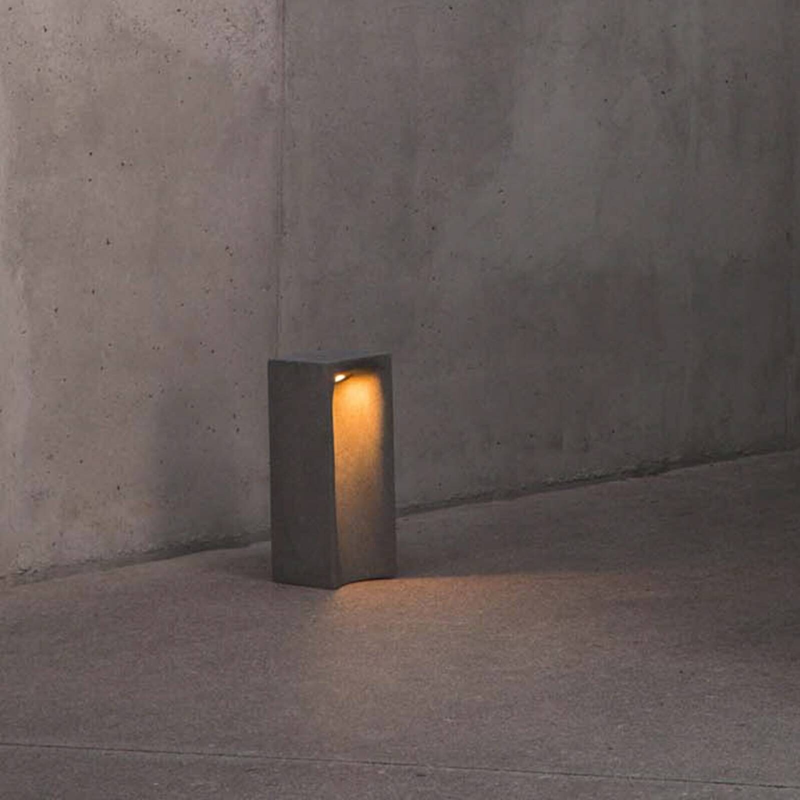 LED podsvietenie Grot, 2700K, sivá, betón, IP55, výška 40 cm