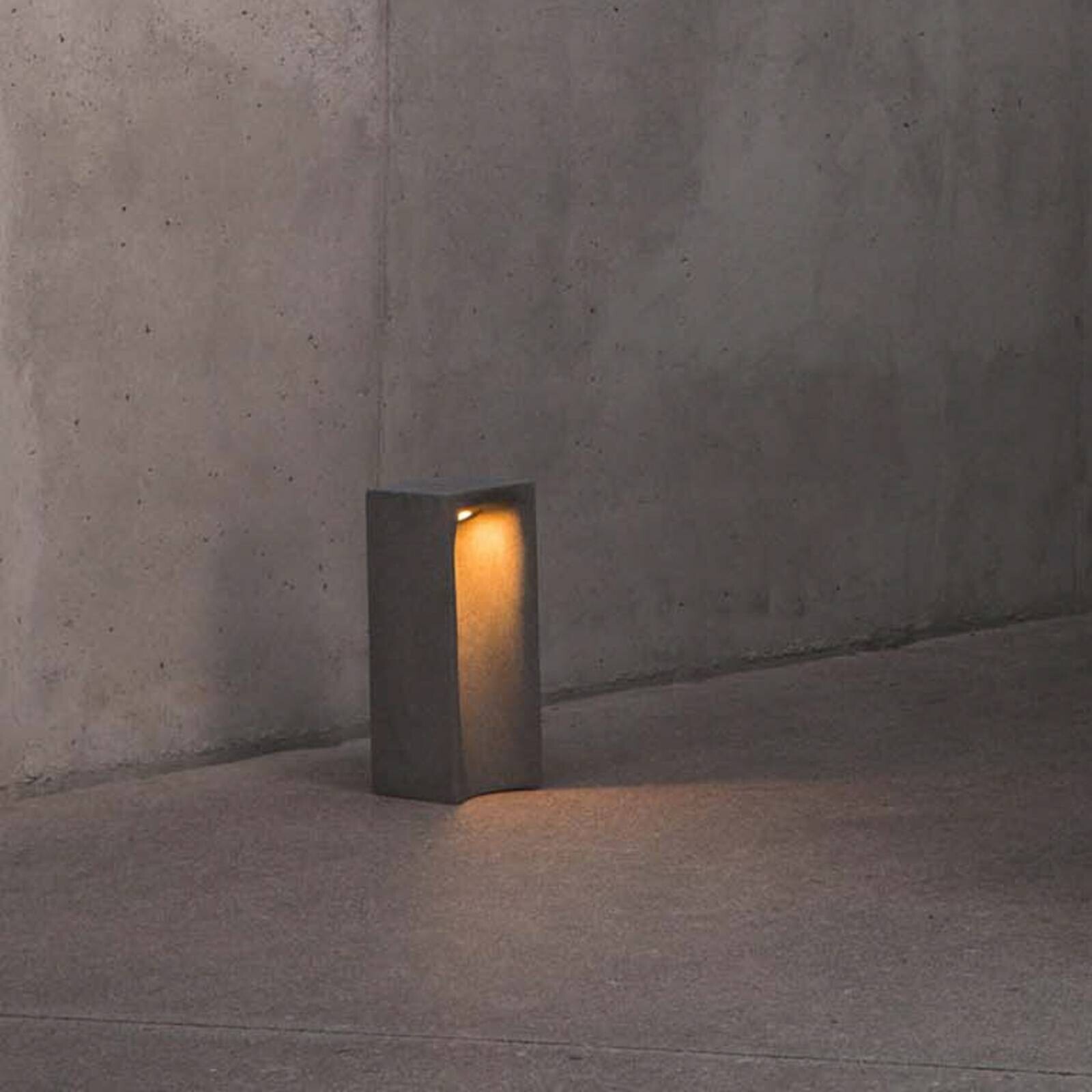 LED podstavcové svietidlo Grot, 3000K, sivá, betón, IP55, výška 40 cm