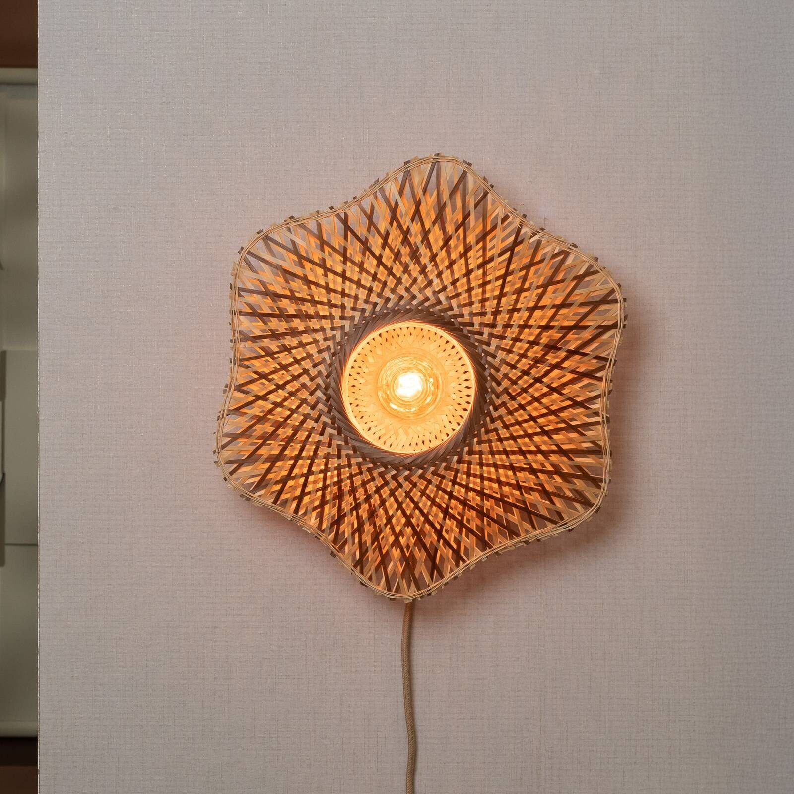 GOOD & MOJO nástenné svetlo Madura, hnedé, Ø 44 cm, bambusová zástrčka