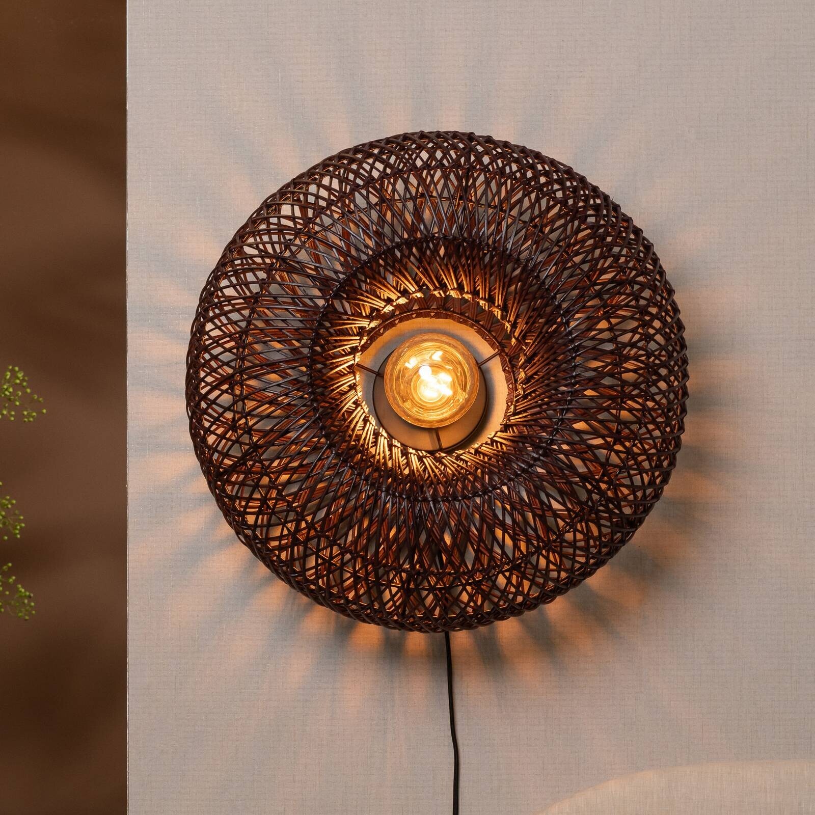 GOOD & MOJO nástenné svetlo Arizona, červené, Ø 50 cm, bambus, zástrčka