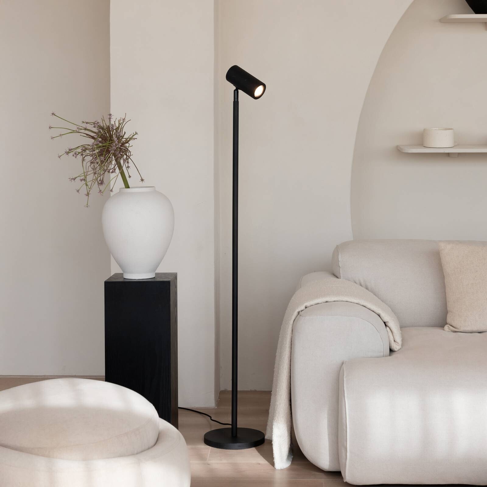 GOOD & MOJO stojaca lampa Java, čierna, 141 cm, bambus, GU10