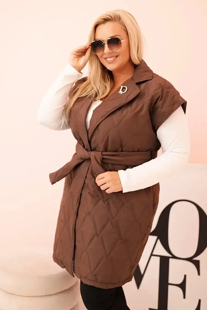 Kesi Włoski Dámska vesta Plus Size prešívaná s pásom a golierom čokoládová
