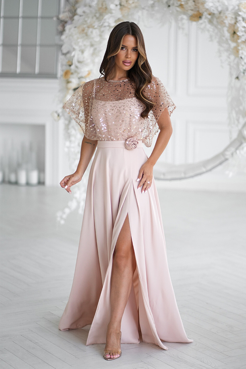 Bicotone Béžové spoločenské šaty s flitrami Veľkosť: M