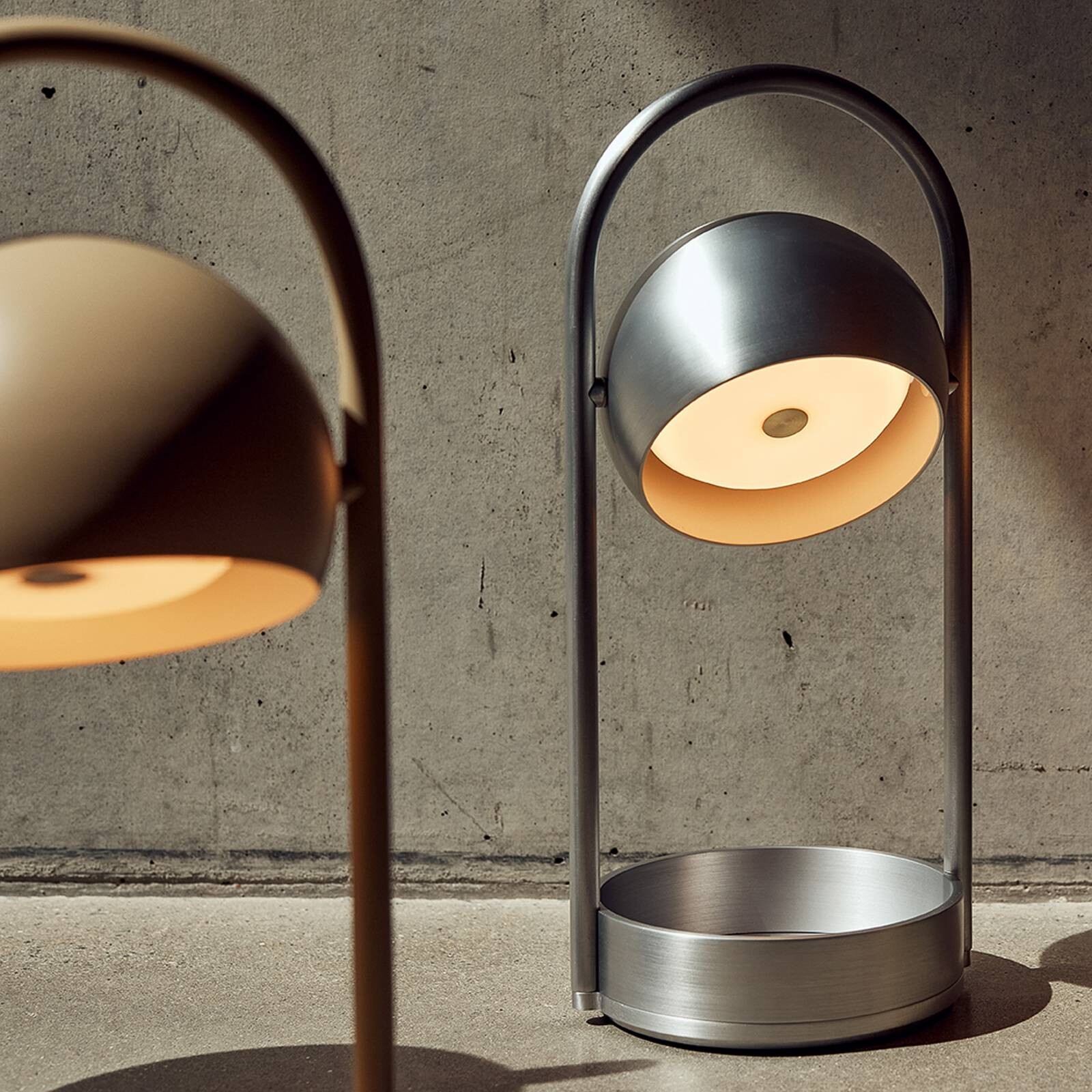 FRANDSEN Stolová LED lampa Ball Portable, pieskovo sivá, oceľ