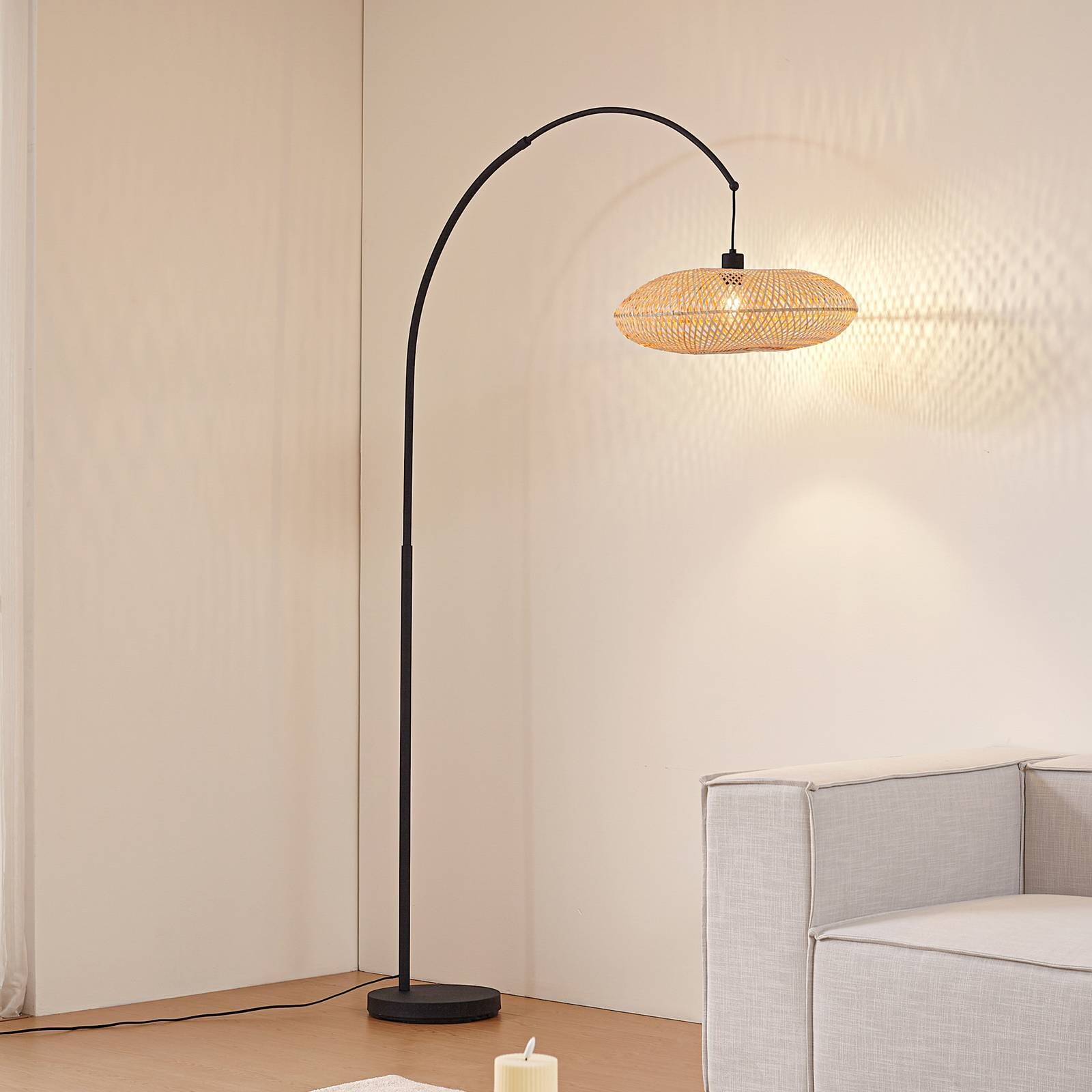 Lindby Solvian oblúkové svietidlo, čierne/prírodné, bambus, kov