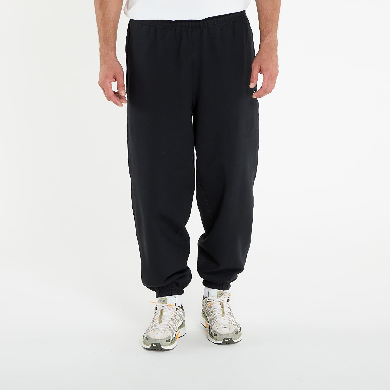 Kalhoty Nike Solo Swoosh Men's Cuffed Fleece Pants Black/ Black/ White S