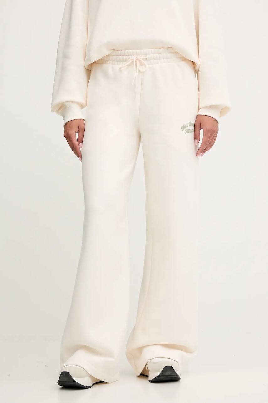 Tepláky New Balance béžová farba, s potlačou, WP53902PEF